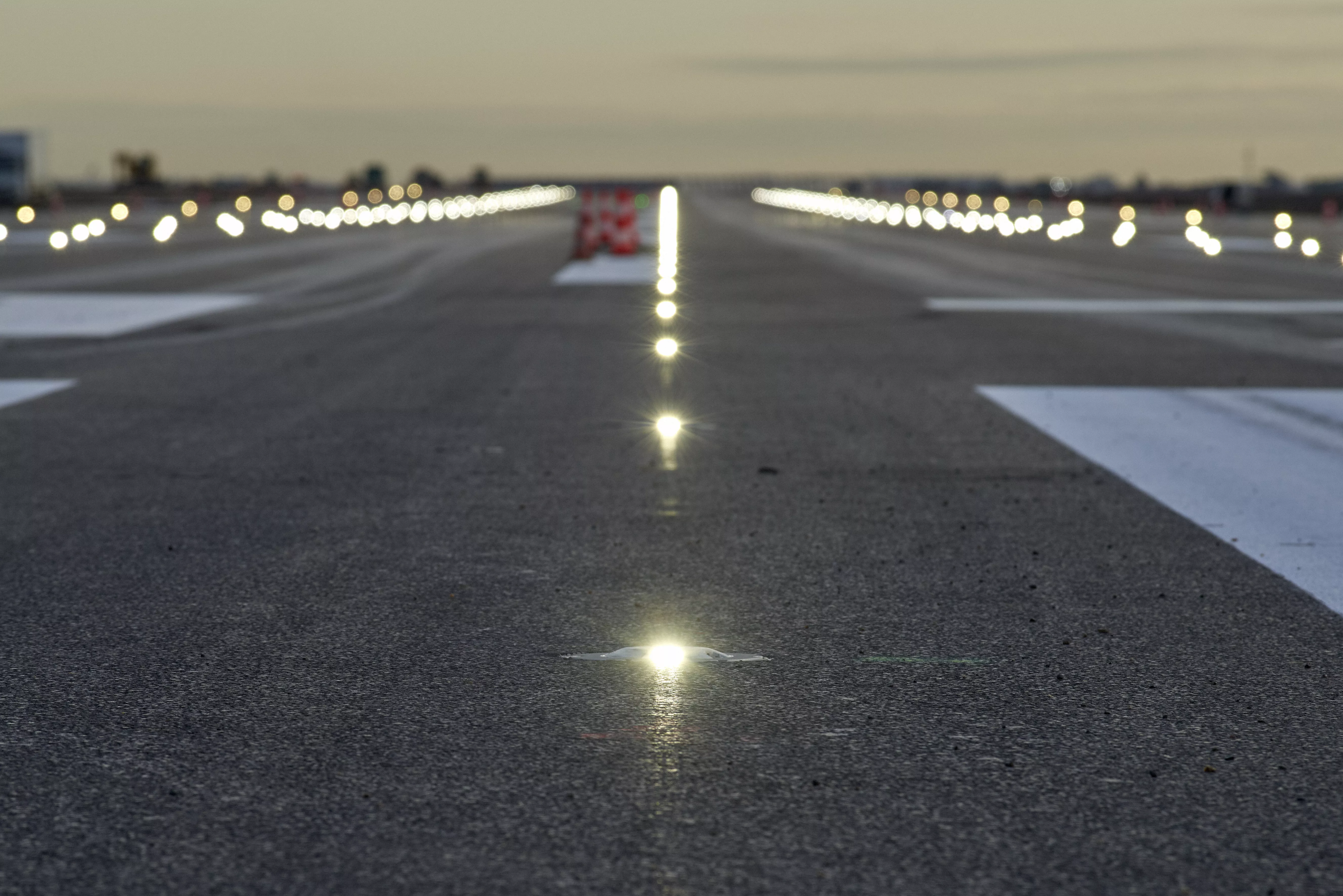 Renovation of runway 3 at Paris-Orly airport