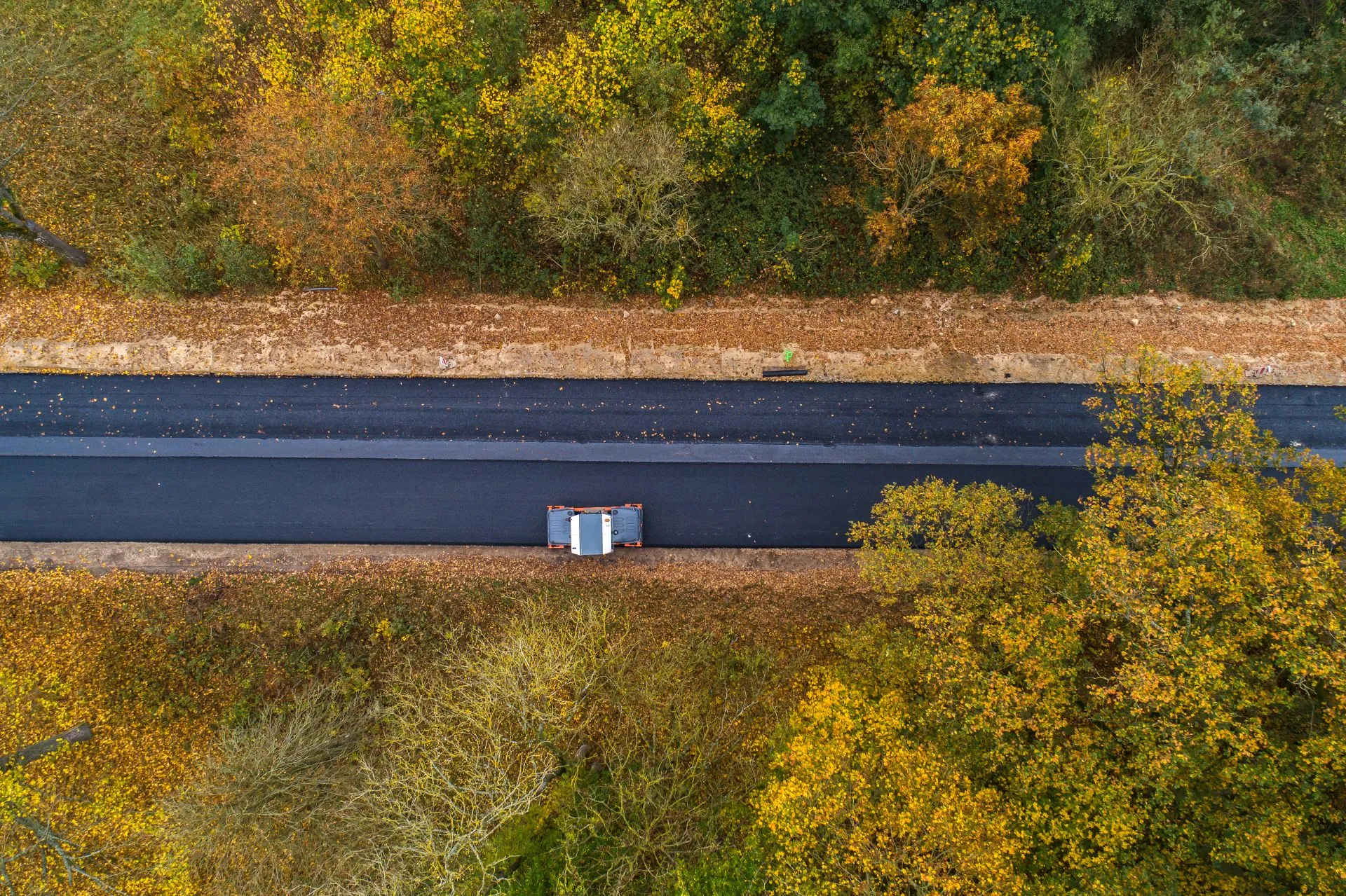 Budowa drogi, zagęszczanie mieszanki mineralno-asfaltowej walcem