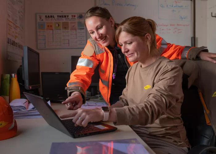 Two womens working together