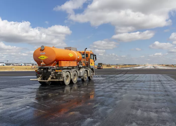 Renovation of runway 3 at Paris-Orly airport