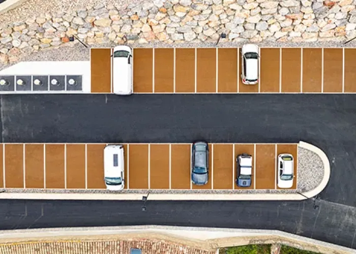 Raincol na parkingu w Roquefort-Les-Corbières we Francji
