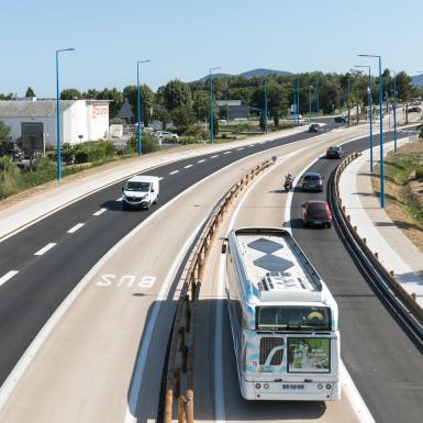 Colclair użyte na autostradzie miejskiej w Mandelieu-la-Napoule we Francji