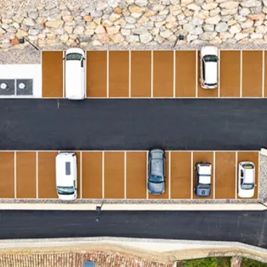 Raincol na parkingu w Roquefort-Les-Corbières we Francji
